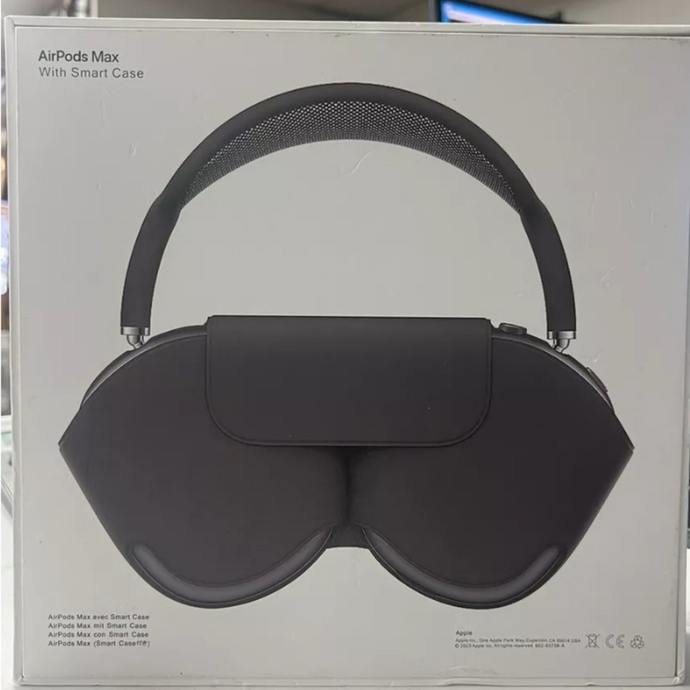 Apple Black VR Headset with Adjustable Straps and Cushioned Padding